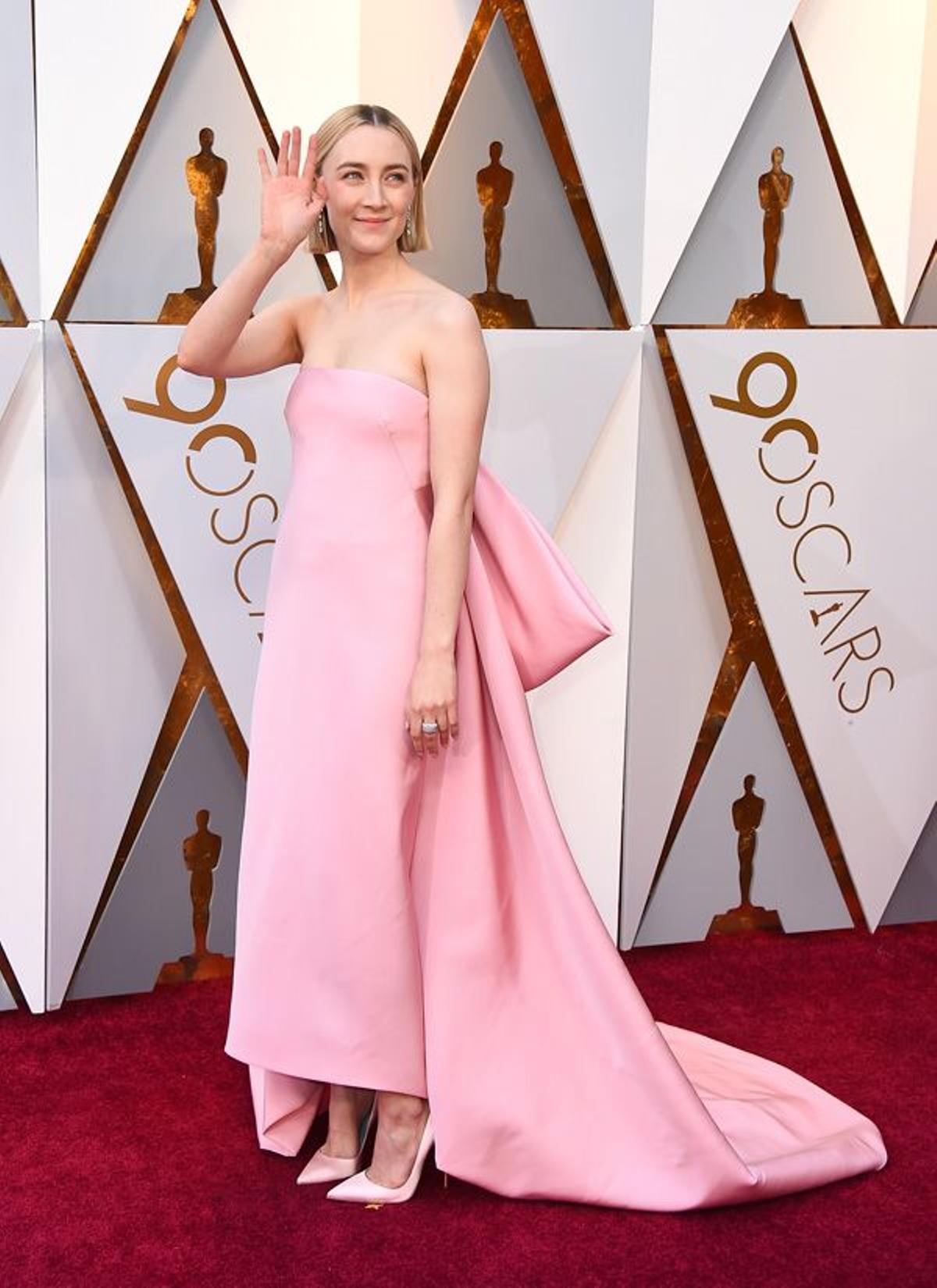 Saoirse Ronan en los Premios Oscar 2018 con vestido de Calvin Klein