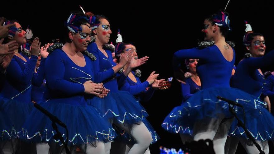 Bailes y música bajo la lluvia