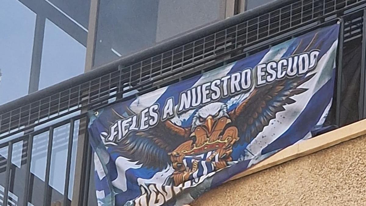 Balcón de Águilas engalanado con la bandera del equipo