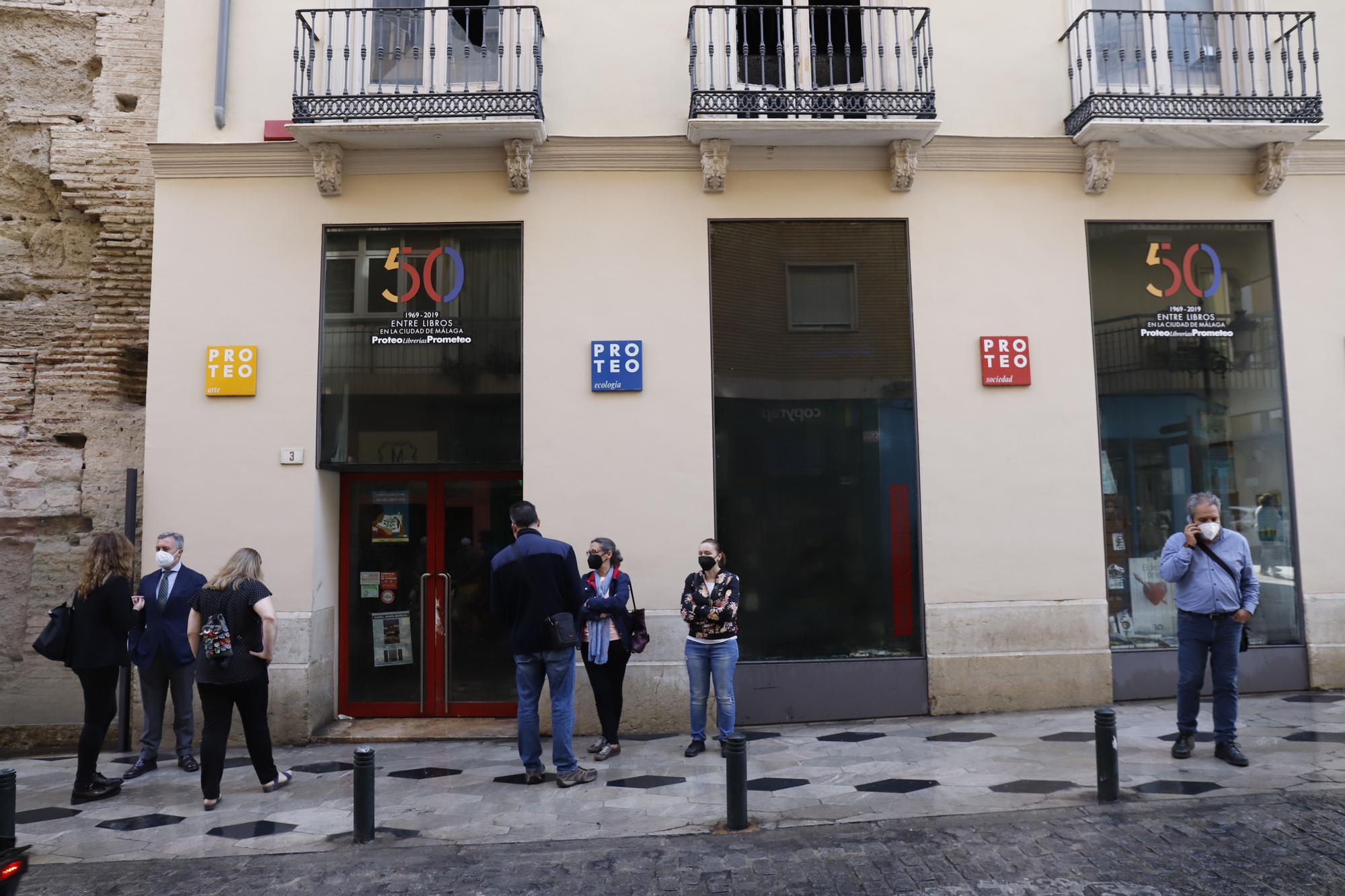 Así ha quedado el interior de la librería Proteo tras el incendio de la noche del jueves