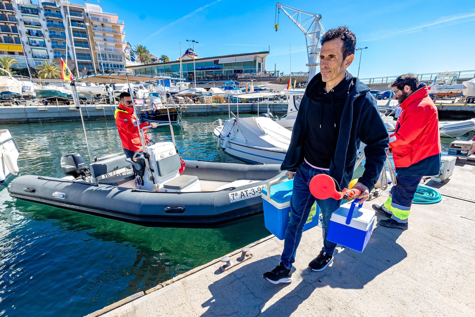 Benidorm analiza semanalmente en su laboratorio el agua de sus playas, la arena y los lavapiés para garantizar su calidad.