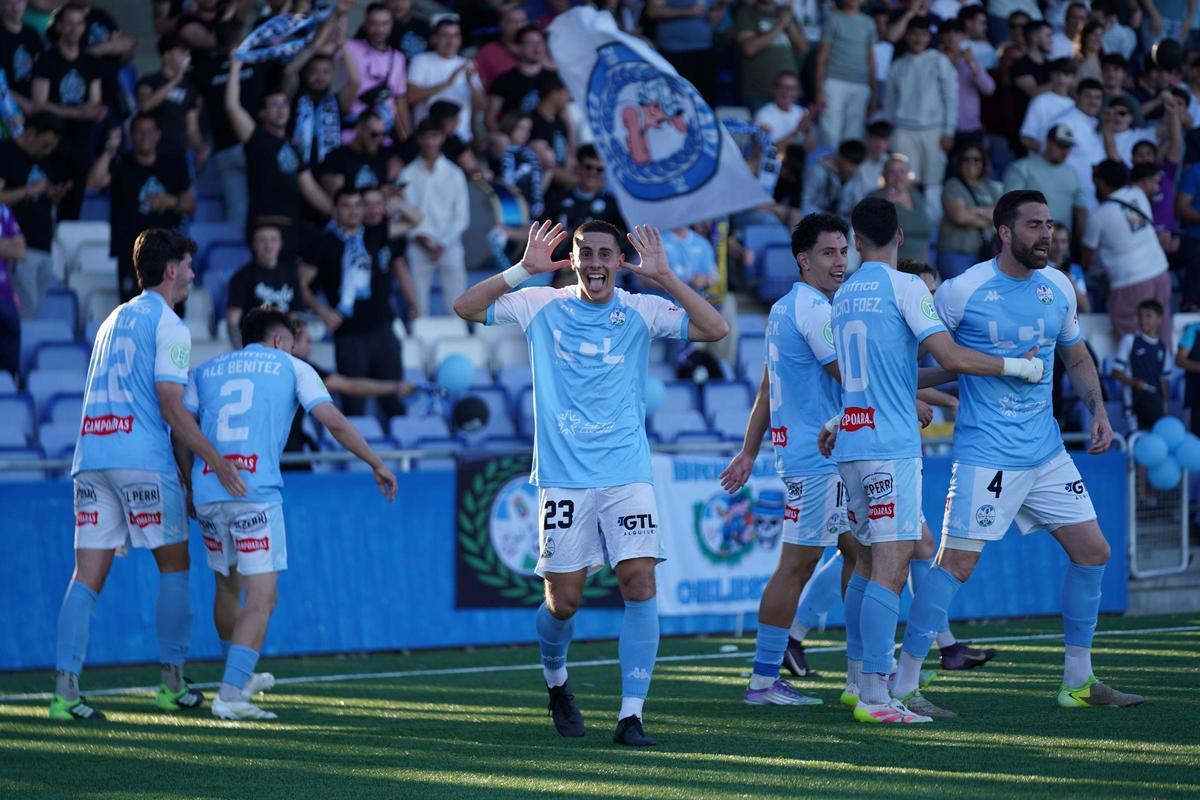 Diego Canty celebra el gol al Bollullos, este sábado, en el Ciudad de Lucena.