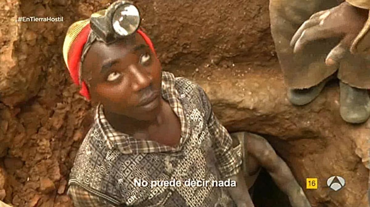 Un dels pobres congolesos a les mines de coltan, a l’espai ’En tierra hostil’, d’Antena 3 TV.