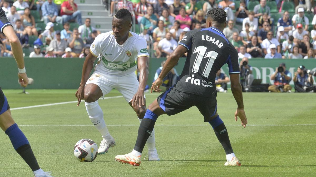 Palacios conduce un balón en el último partido del Elche en el Martínez Valero, ante el Atlético de Madrid