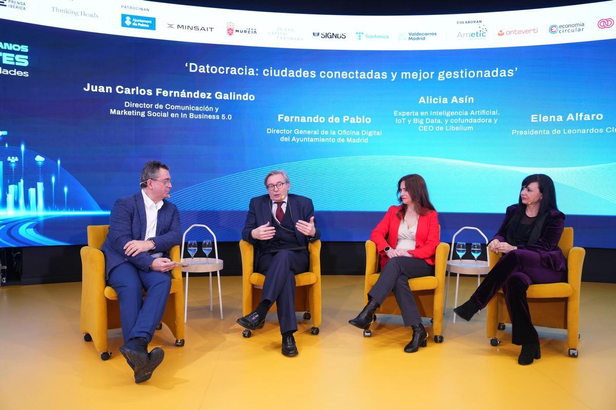 Juan Carlos Fernández (In Business 5.0), Fernando de Pablo (Ayuntamiento de Madrid), Alicia Asín (Libelium) y Elena Alfaro (Leonardos Club), en la charla ‘Datocracia: ciudades conectadas y mejor gestionadas’.
