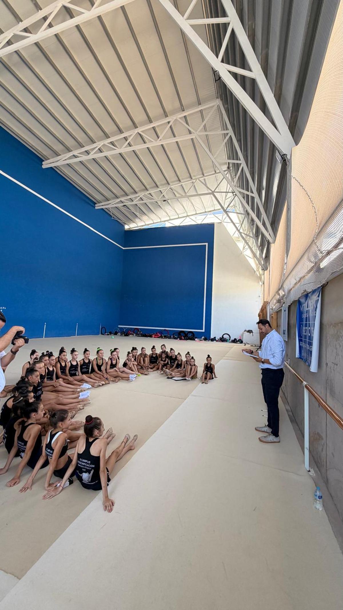 Jaime Jabato, con las gimnastas.