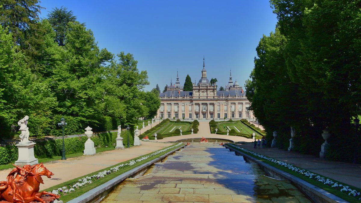 El origen del Palacio se remonta a 1721, cuando Felipe V, el primer Borbón en ocupar el trono español, adquirió una finca propiedad de los monjes jerónimos para levantar un palacio de retiro
