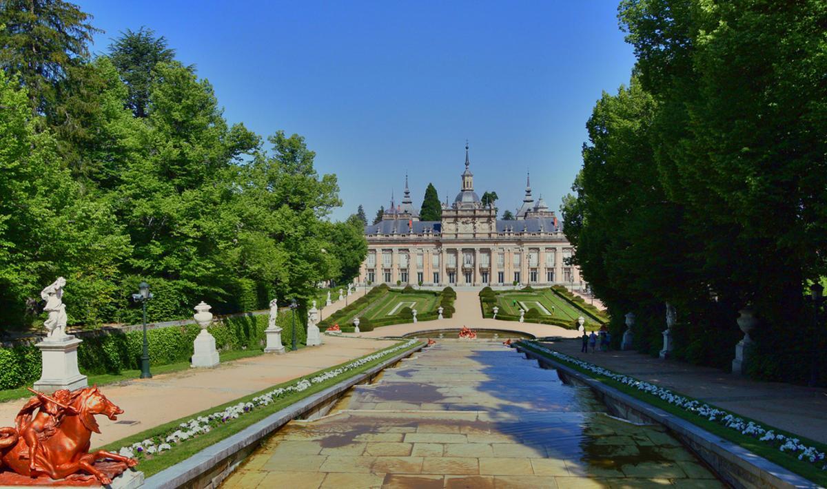El origen del Palacio se remonta a 1721, cuando Felipe V, el primer Borbón en ocupar el trono español, adquirió una finca propiedad de los monjes jerónimos para levantar un palacio de retiro