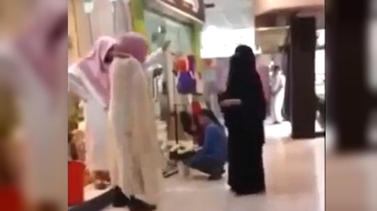 Un membre de la policia religiosa saudita expulsa d’una botiga una dona per no portar guants.