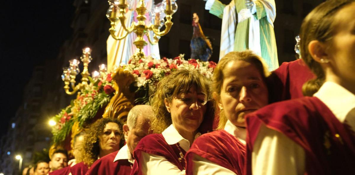 Dos momentos de la conmemoración del Lunes Santo en Elche.  | ÁXEL ÁLVAREZ