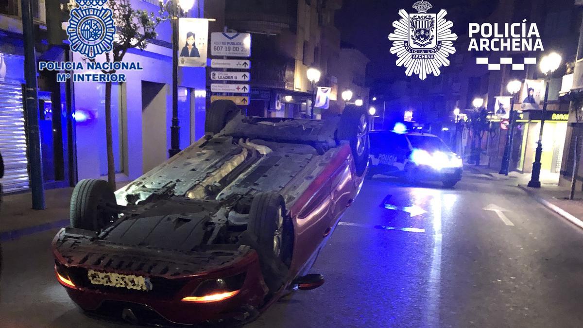 El coche del detenido volcado en una vía de Archena