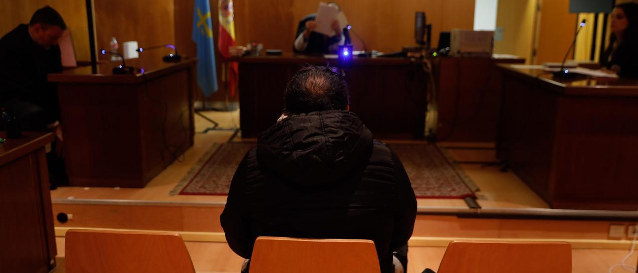 El condenado por maltrato animal, de espaldas, en el Juzgado de lo Penal número 2 de Avilés.