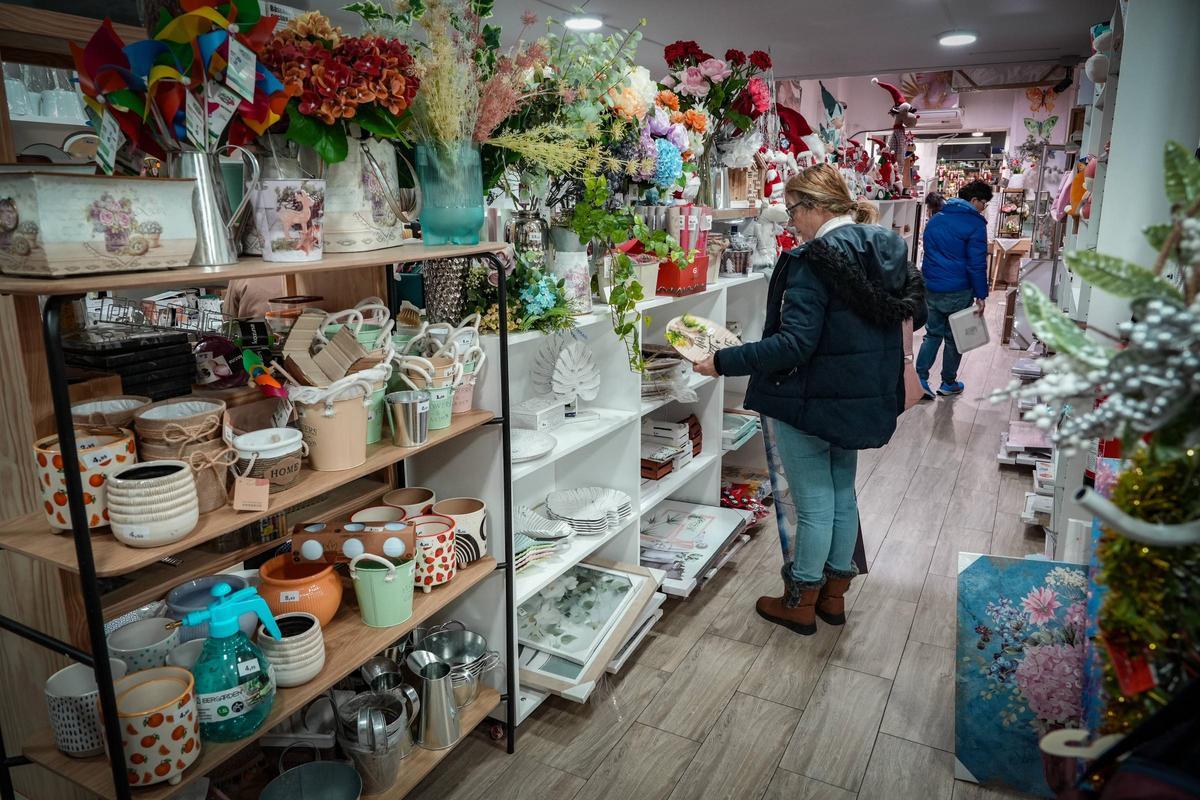 Varios clientes en el interior de la tienda, hoy.