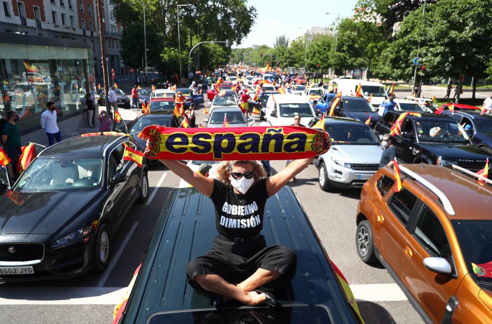 Cientos de personas secundan la protesta de Vox.