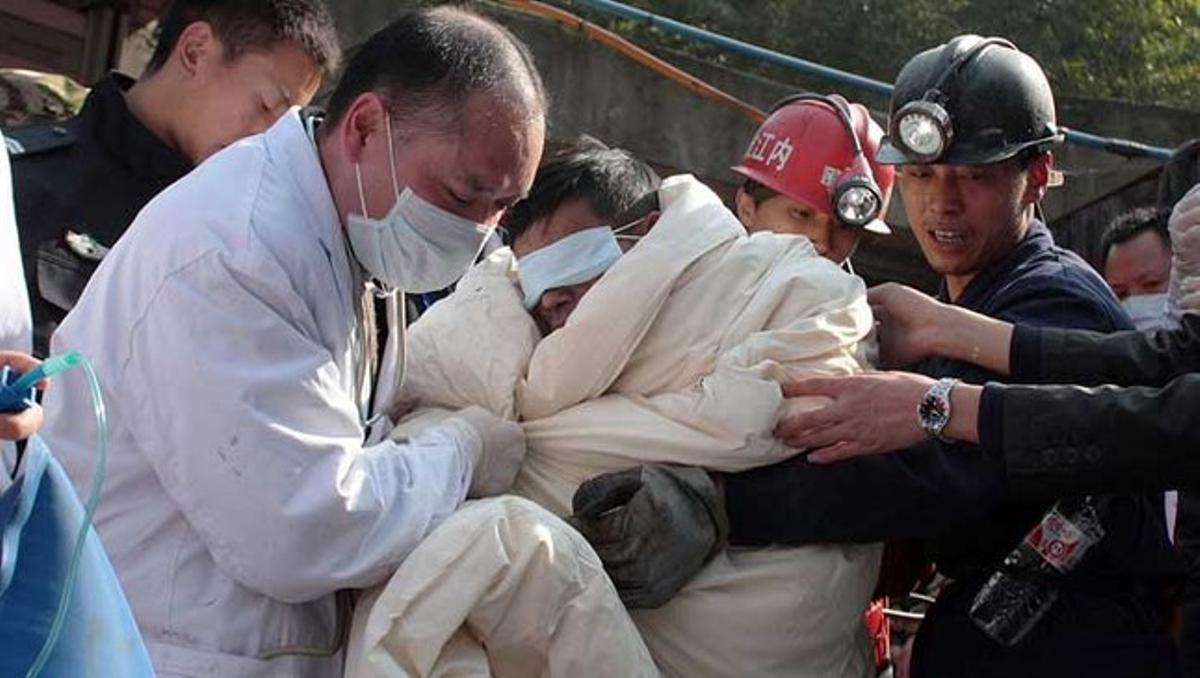 Rescate de uno de los 29 mineros atrapados en la mina de carbón de Xiaohe, en la provincia de Sichuan (China).