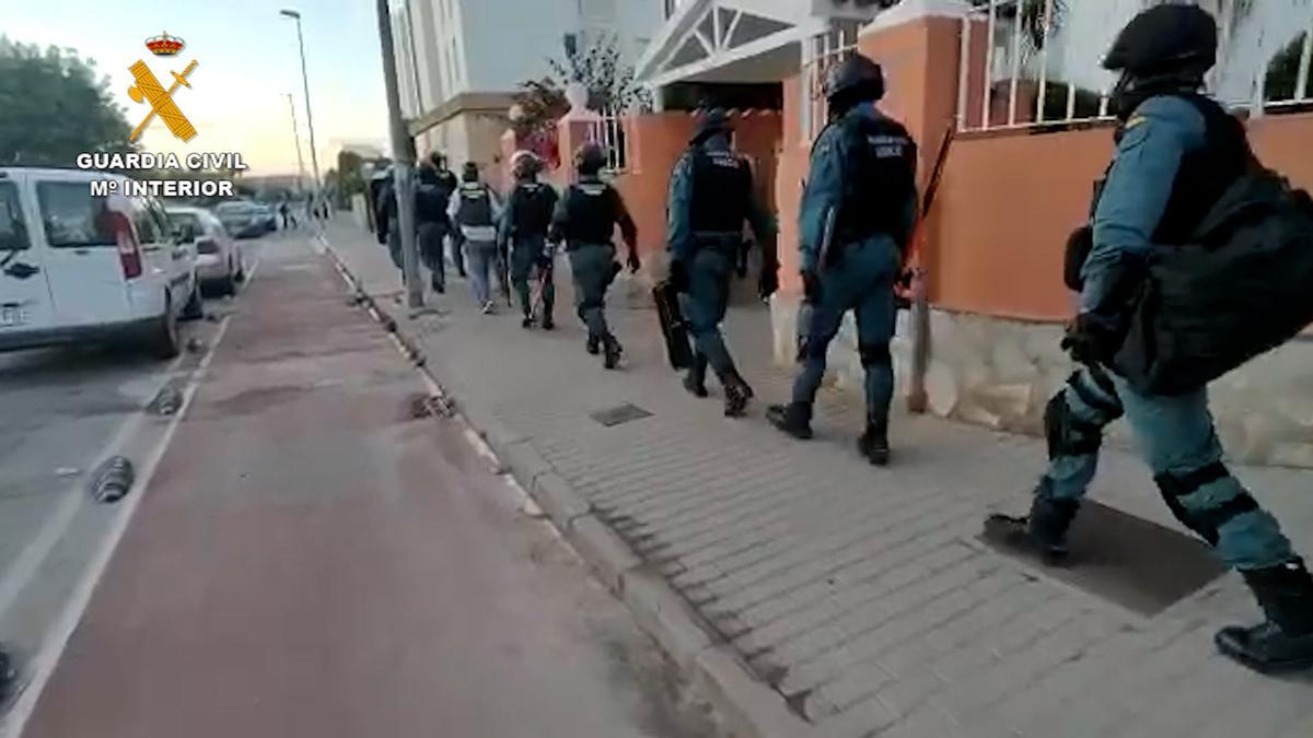 Imagen de los agentes durante uno de los registros a la banda criminal.