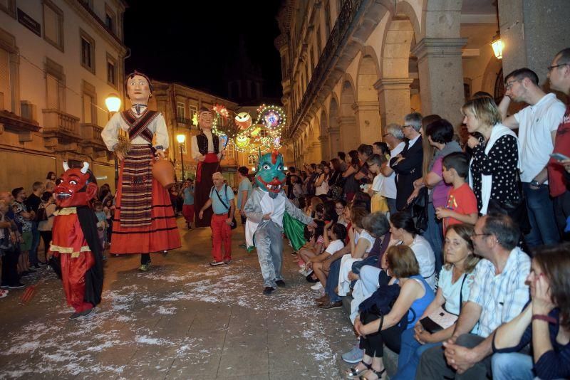 Gigantes y cabezudos zamoranos en Braga (Portugal)