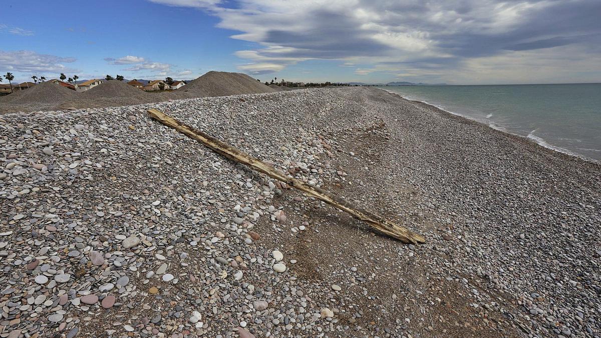 Imagen de archivo del estado que presenta la orilla en la playa de Almardà. | DANIEL TORTAJADA