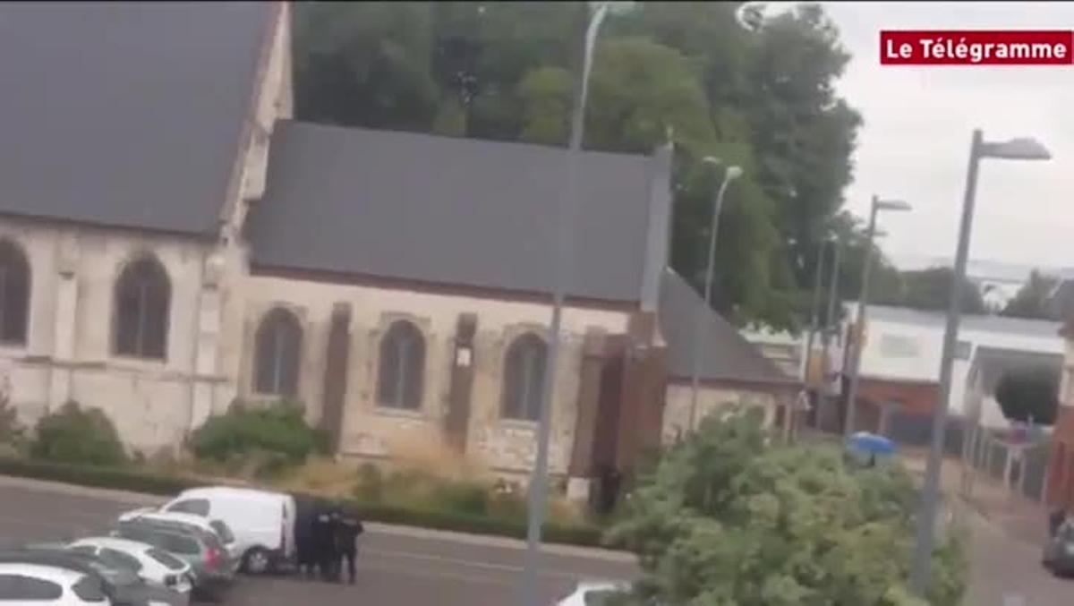 Momento en que una monja huye de la iglesia atacada por yihadistas en Francia.