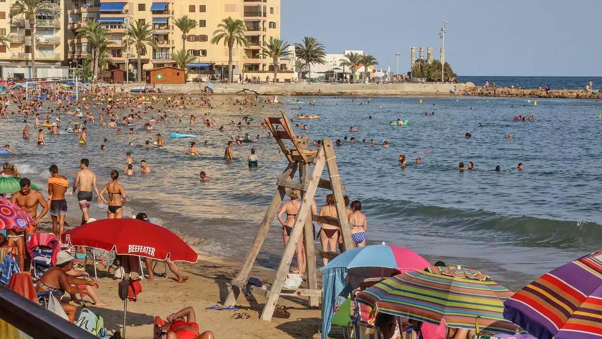 Silla de vigilancia -que se renovaron hace seis años- en la playa del Cura de Torrevieja