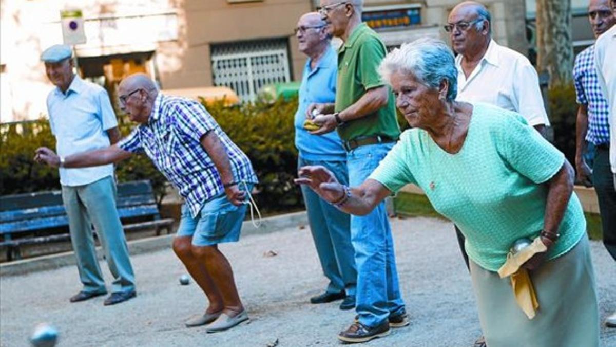 Los afectados 8 Un grupo de pensionistas juega a petanca en un parque de Barcelona, ayer.