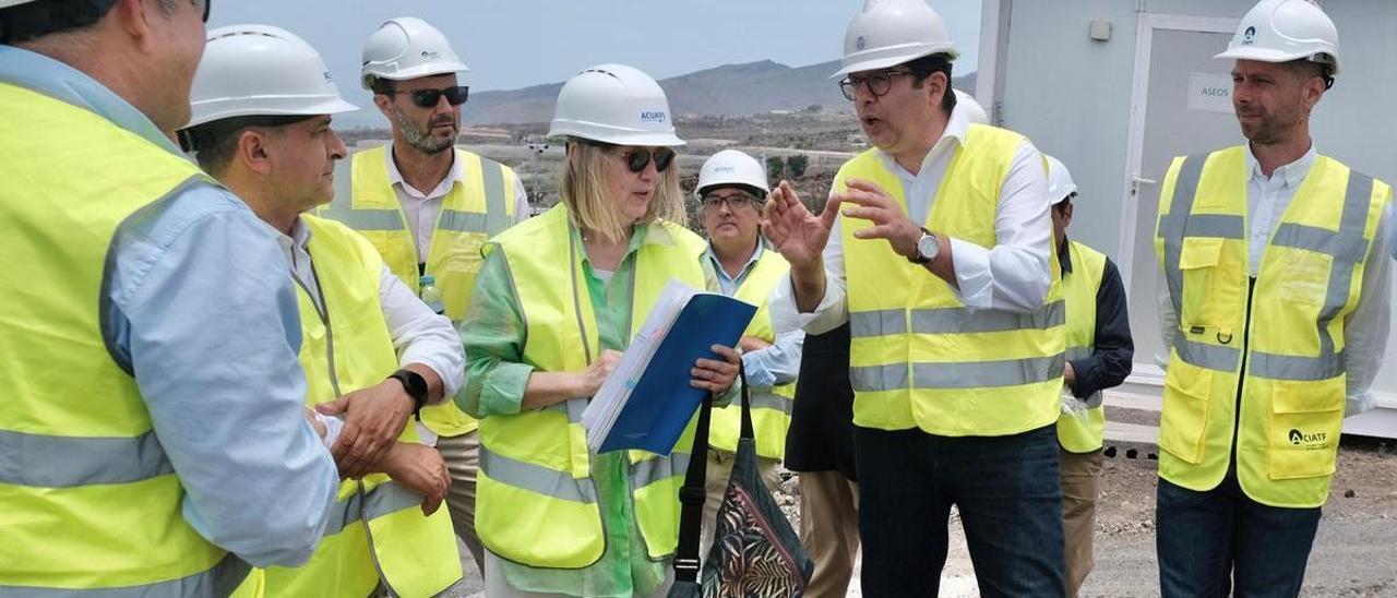 El presidente del Cabildo, Pedro Martín, y  el consejero insular de Desarrollo Sostenible y Lucha Contra el Cambio Climático, Javier Rodríguez Medina, junto a Rosa Cobo (centro), directora general de ACUAES en una reciente visita a Tenerife