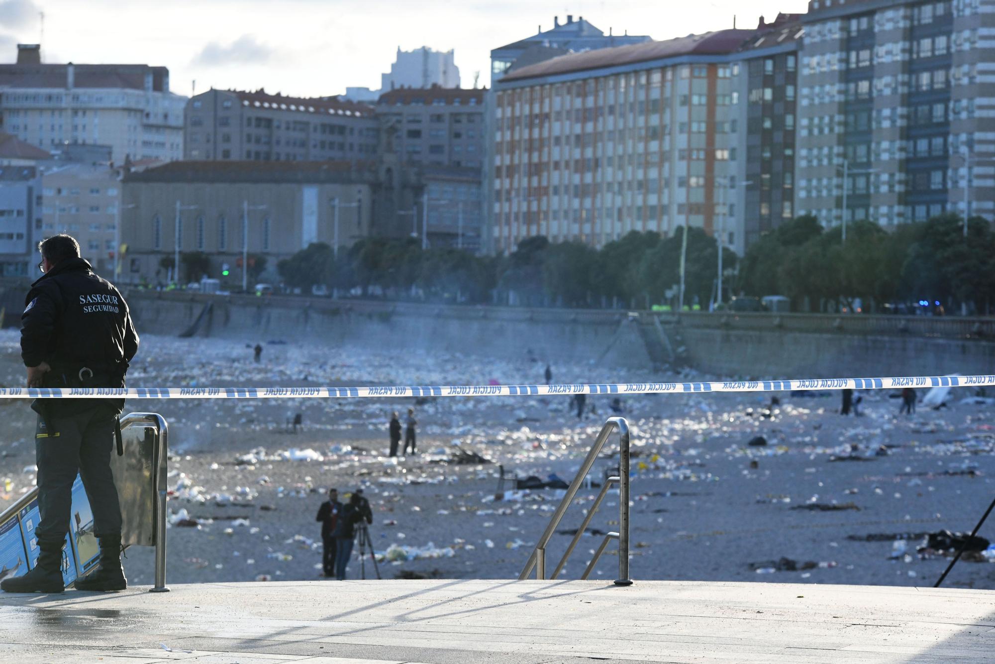 Adiós a la noche de San Juan de A Coruña: la fiesta da paso a los operarios de limpieza