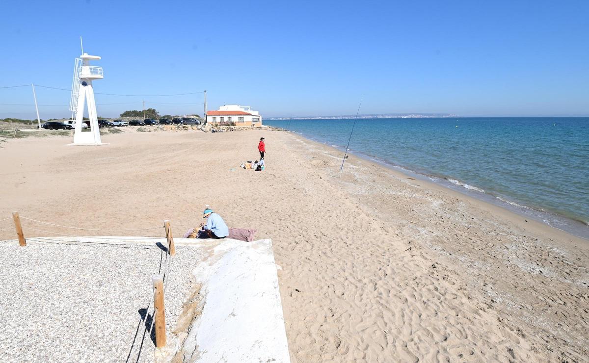 Playa junto al restaurante Galicia en El Pinet y, al fondo, el barrio de Salamanca y más allá Santa Pola