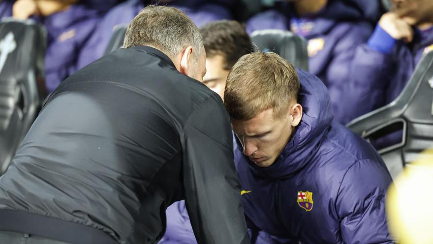 Hansi Flick, habla con Dani Olmo instantes antes del comienzo para informarle que debía salir de titular tras lesionarse Marc Casadó en el calentamiento.