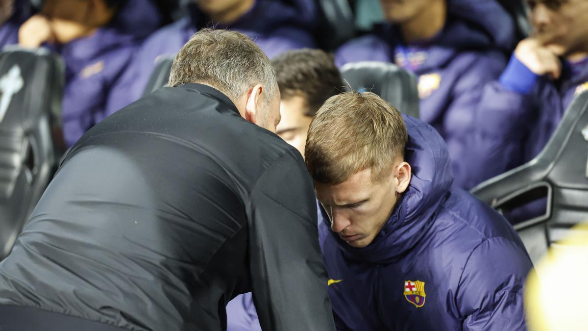 El entrenador del FC Barcelona, Hansi Flick, habla con Dani Olmo previo al inicio del encuentro
