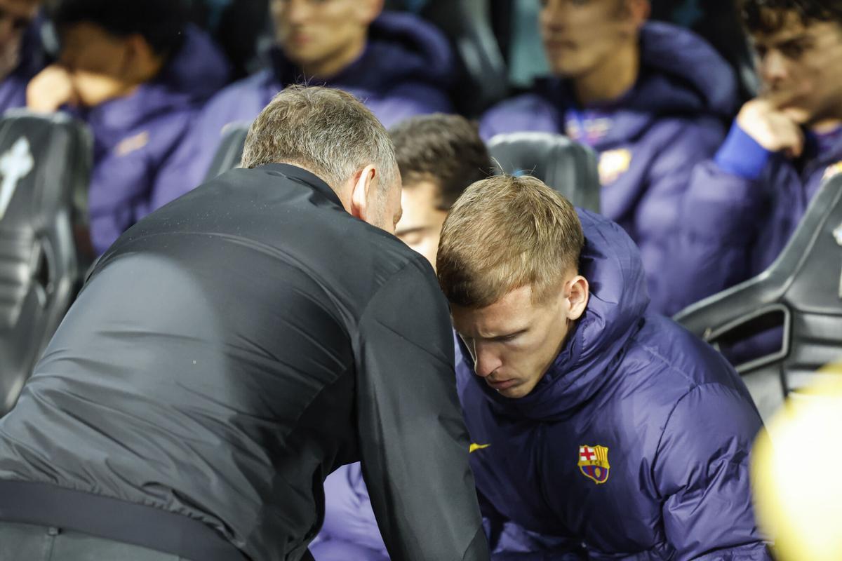 Hansi Flick, habla con Dani Olmo instantes antes del comienzo para informarle que debía salir de titular tras lesionarse Marc Casadó en el calentamiento.