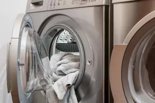 ¿Por qué la gente echa lejía en la lavadora para lavar la ropa?