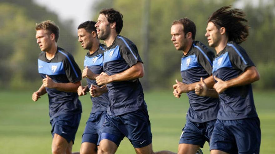 Los jugadores del Málaga C.F., Kris Stadsgaard; Weligton Robson Pena de Oliveira; Ruud Van Nistelrooy; Joris Mathijsen y Martin Gastón Demichelis, corren durante la primera sesión de entrenamientos que realizan hoy en Orihuela (Alicante), donde están preparando la pretemporada.