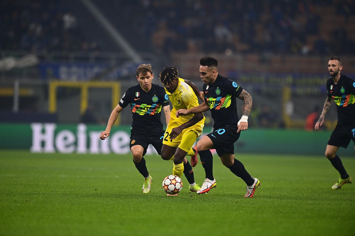 Lautaro controla un balón ante la presencia de la defensa moldava