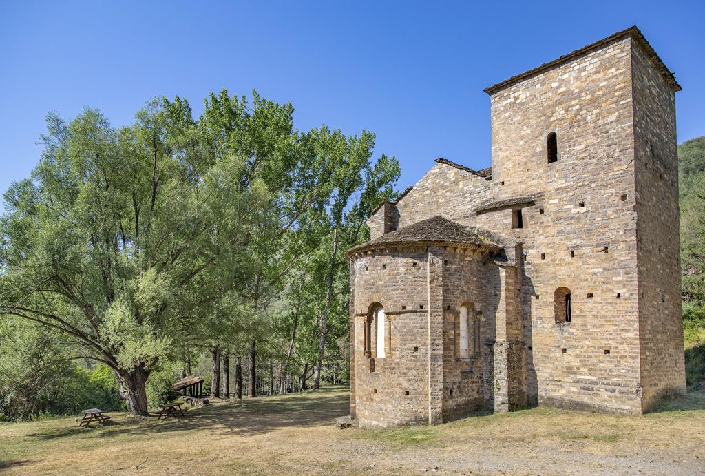 Ermita de Santa María de Iguacel, al final del valle de Garcipollera