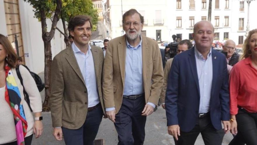 Mariano Rajoy acompañado de líderes del PP de Málaga este sábado en Antequera.