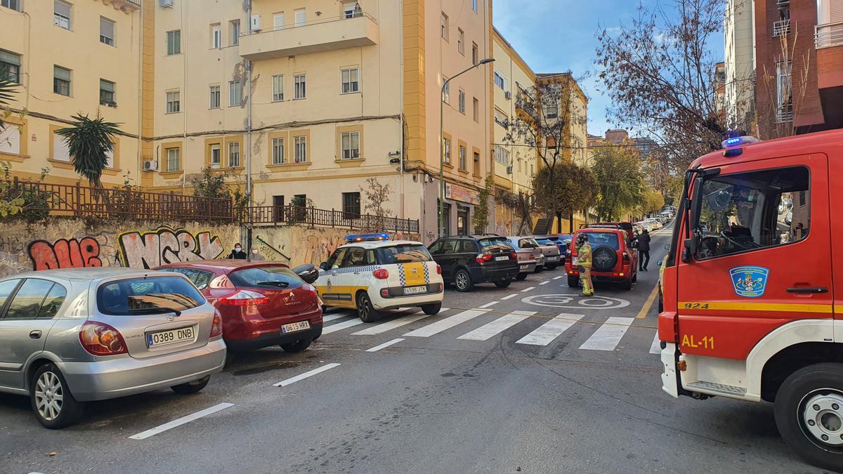 Intervención de los Bomberos y la policía local, en la calle Antonio Reyes Huertas.