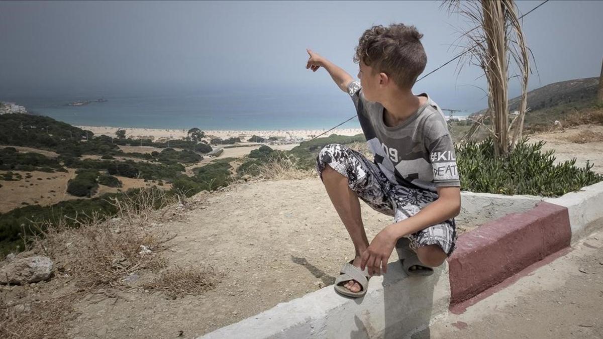 Mohamed, de 14 años, señala su 'meta', al otro lado del Estrecho.