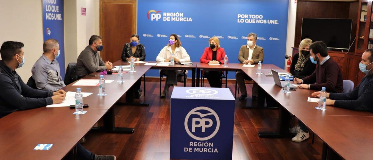 Reunión de diputados y senadores del PP con sus grupos de Abarán, Águilas, Alhama y Torre Pacheco. | LA OPINIÓN