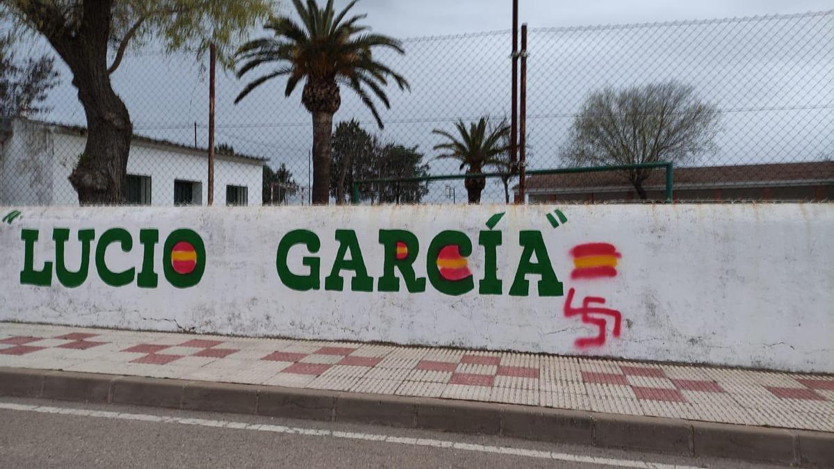 Banderas de España y una esvástica mal pintada en la fachada del colegio Lucio García
