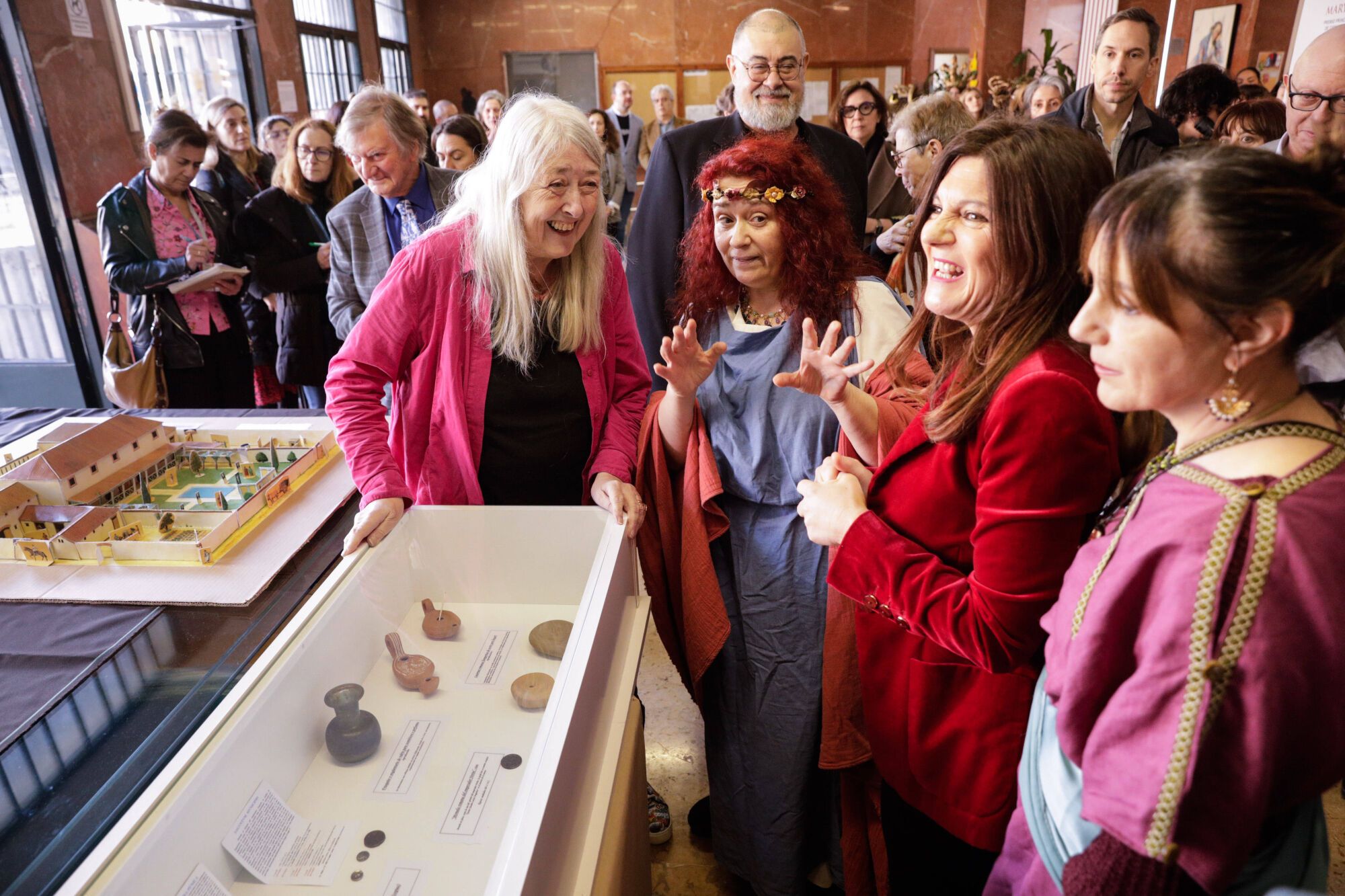 EN IMÁGENES: La "amazona" Mary Beard fascinada en su encuentro con estudiantes en Gijón: "A Nerón le habrían encantado las redes sociales"