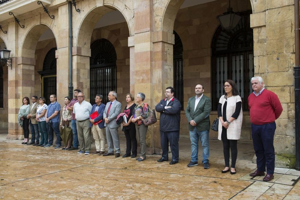 Minuto de silencio en el Ayuntamiento de Oviedo por las víctimas de la violencia machista