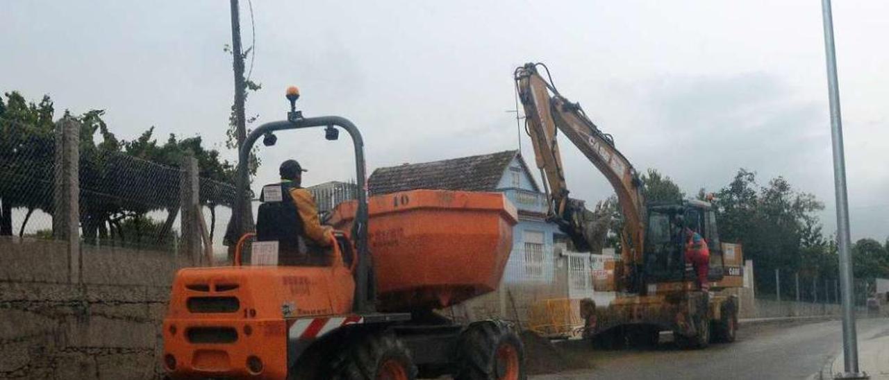 Operarios trabajan en la nueva apertura de la carretera para meter el caño maestro. // Gonzalo Núñez