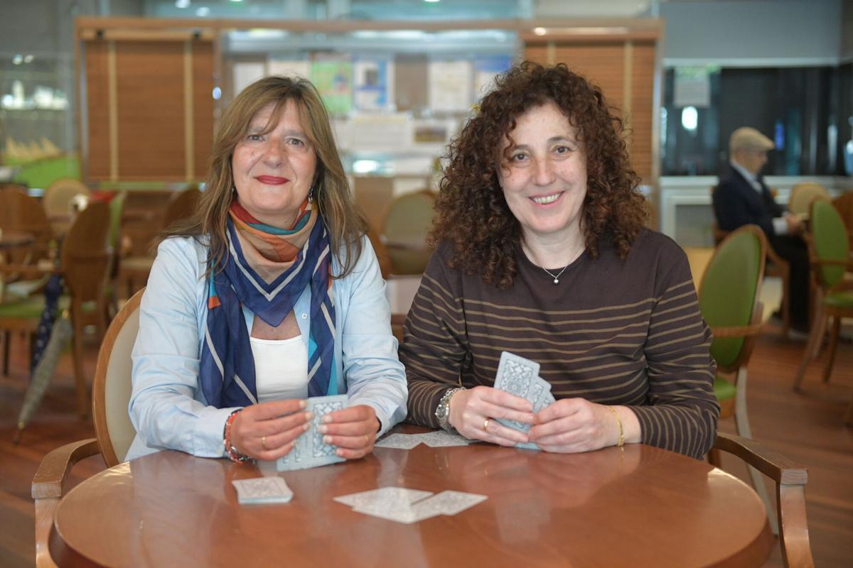 Ángeles Seijas y Ruth Fernández, jugadoras de mus en el Sporting Club Casino