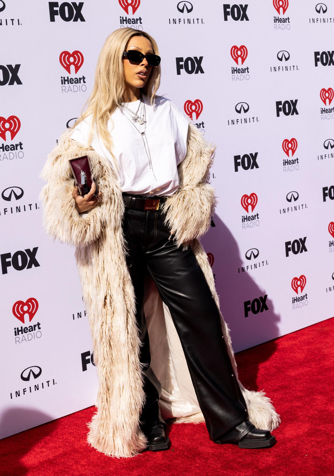 Las mejores imágenes de la alfombra de los iHeartRadio Music Awards 2023