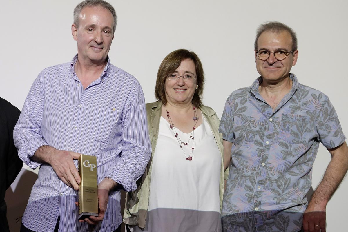 Francesc y Anna Puigdemont, con el premio por la trayectoria de su pastelería, junto a Josep Lluís Queraltó, marido de esta última.