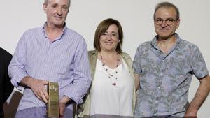 Francesc y Anna Puigdemont, con el premio por la trayectoria de su pastelería, junto a Josep Lluís Queraltó, marido de esta última.