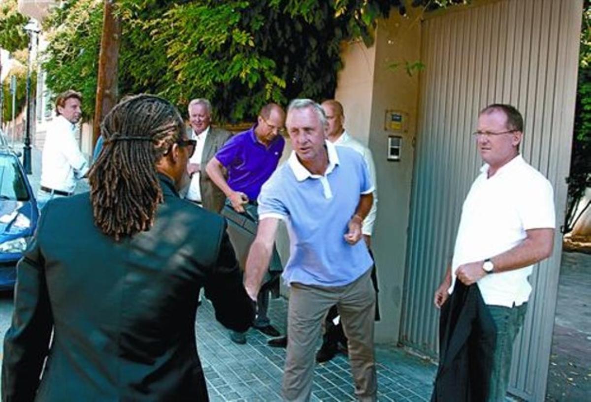 Cordialitat 8 Cruyff saluda Davids, ahir davant la seva Fundació a Barcelona, entre altres directius de l’Ajax. Cordialitat 8 Cruyff saluda Davids, ahir davant la seva Fundació a Barcelona, entre altres directius de l’Ajax.