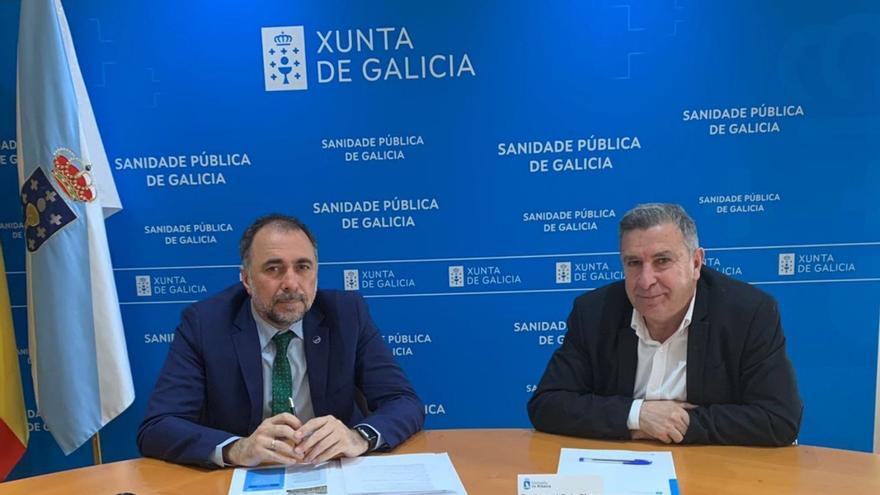El conselleiro de Sanidade, Julio García Comesaña, izqda., y el alcalde de Ribeira, Manuel Ruiz, este lunes / x.