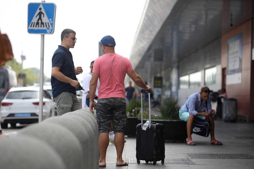 Los trabajadores del aeropuerto explican cómo notan el aumento de turistas que experimenta la isla estas semanas